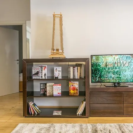 Square Apartment *