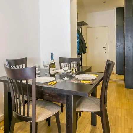 Square Apartment *